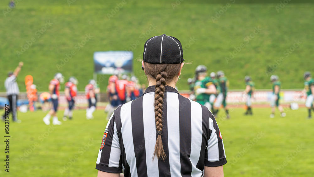 Fototapeta premium Eine Schiedsrichterin bei einem Footballspiel in Deutschland!