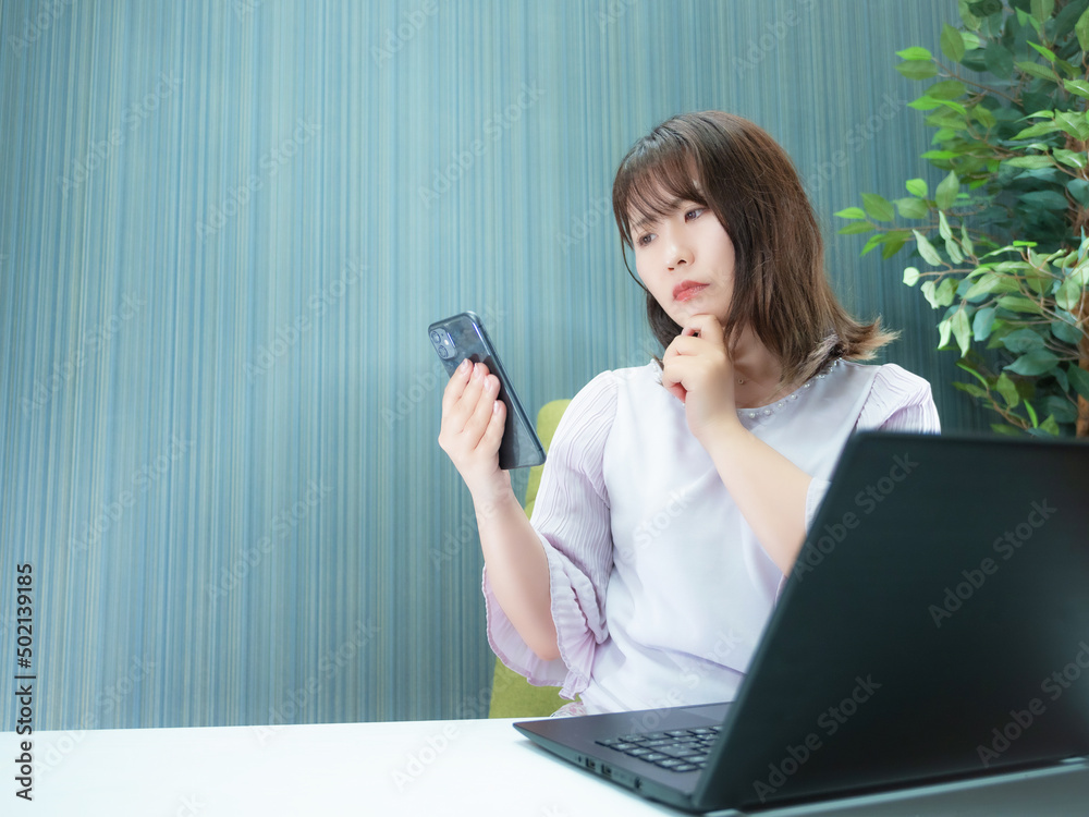 スマートフォンを操作する女性 スマートフォンを操作する女性
