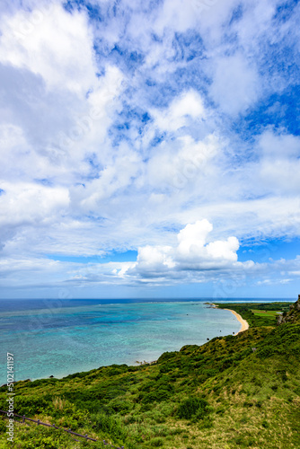 青い海と緑の丘と海岸　平久保崎　石垣島　沖縄