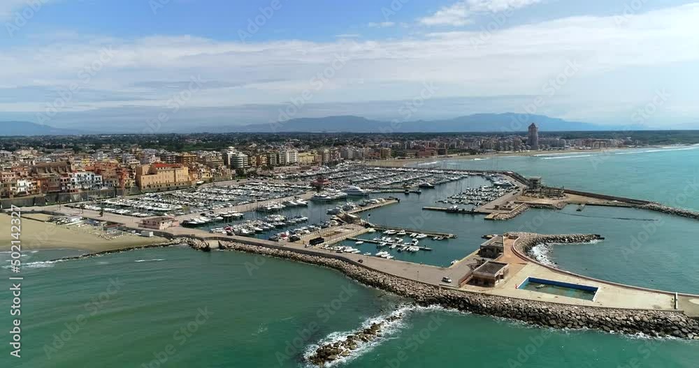 Il porto turistico e la città di Nettuno, Roma, Lazio, Italia. Vista