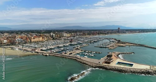 Il porto turistico e la città di Nettuno, Roma, Lazio, Italia.
Vista aerea del porto e della città di nettuno.