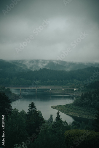 Seebrücke in den Bergen