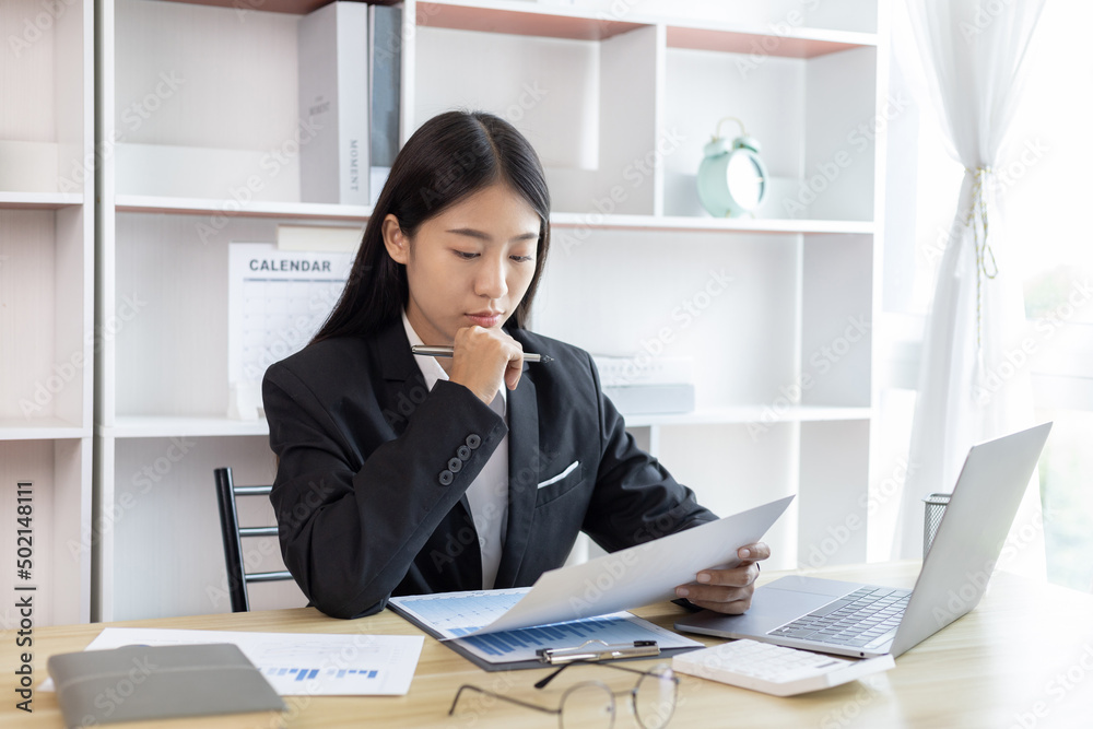 Business woman analyzing data graph in private office room, Presents Graph data and plan marketing strategies for executives who attend team meetings to analyze and develop for business. Business woman analyzing data graph in private office room, Presents Graph data and plan marketing strategies for executives who attend team meetings to analyze and develop for business.