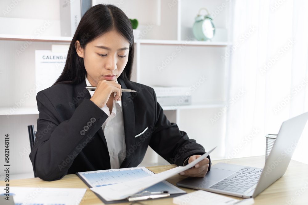 Business woman analyzing data graph in private office room, Presents Graph data and plan marketing strategies for executives who attend team meetings to analyze and develop for business. Business woman analyzing data graph in private office room, Presents Graph data and plan marketing strategies for executives who attend team meetings to analyze and develop for business.
