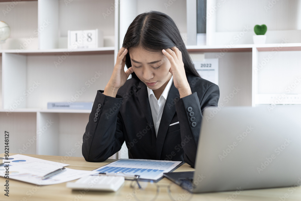 Asian female staffers are disappointed by the mistakes made, Despair or disappointment, Sad feeling, Suffering, Desperate, Hopeless, Fail, disastrous, bankrupt, Scared, panicky, Failure of life. Asian female staffers are disappointed by the mistakes made, Despair or disappointment, Sad feeling, Suffering, Desperate, Hopeless, Fail, disastrous, bankrupt, Scared, panicky, Failure of life.