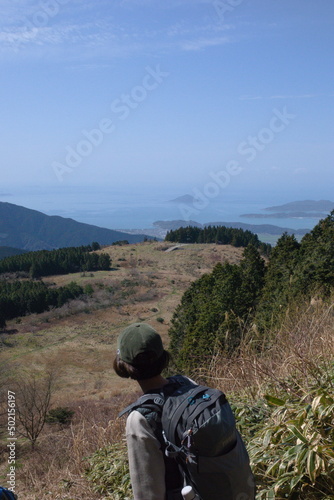 海の見える山