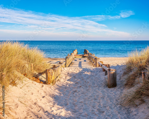 Fototapeta Naklejka Na Ścianę i Meble -  Sonniger Wintertag am Meer, Strandzugang und alter Steg an der Ostsee