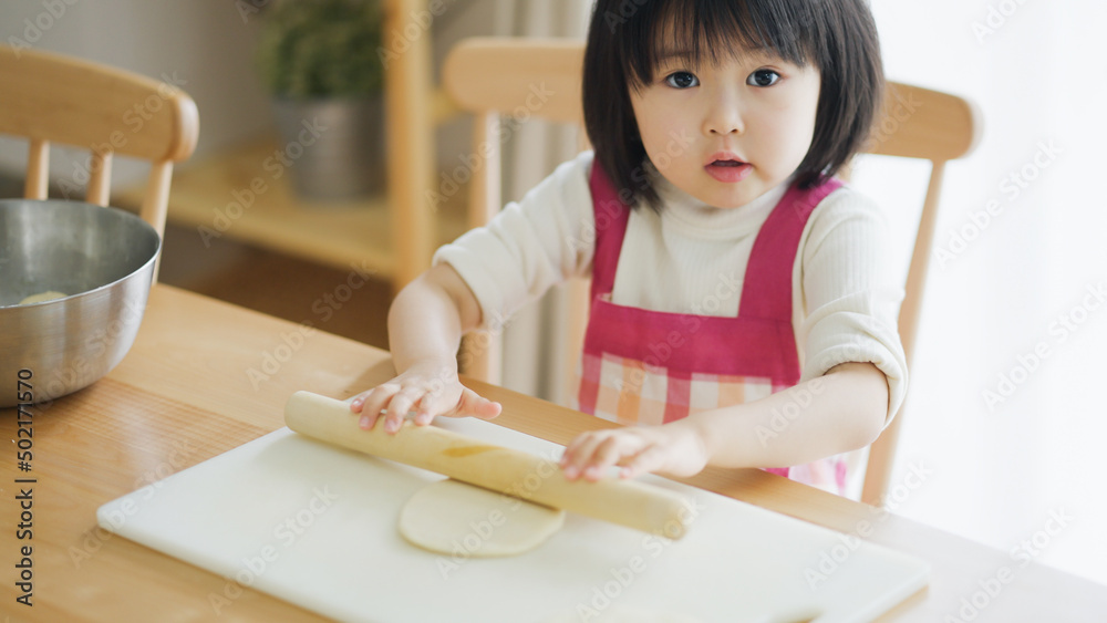料理をする子供（育児・子育て・4歳・お手伝い）