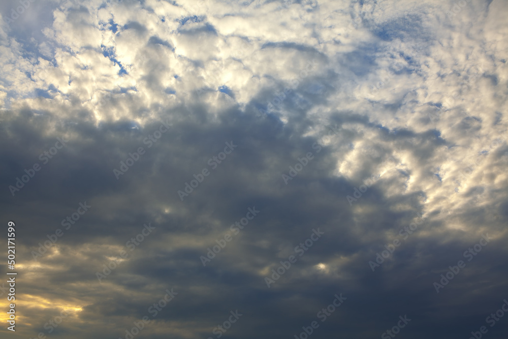 Obraz premium Clouds with low bases covering the whole sky