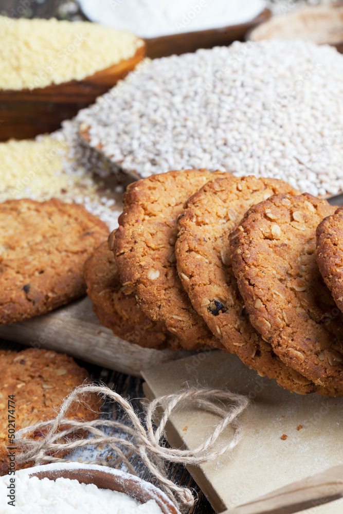 Naklejka premium wheat-oatmeal cookies with peanuts, closeup