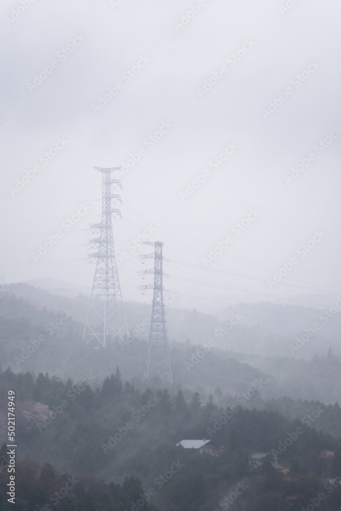 霧の中の鉄塔 霧の中の鉄塔