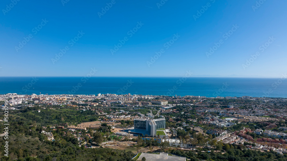 vista del municipio de Marbella y el mar en un bonito día azul, España
