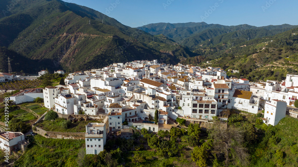 vista aérea del bonito pueblo de Istán en la provincia de Málaga, Andalucía