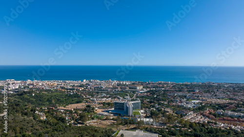 vista del municipio de Marbella y el mar en un bonito día azul, España