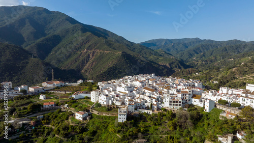 vista aérea del bonito pueblo de Istán en la provincia de Málaga, Andalucía