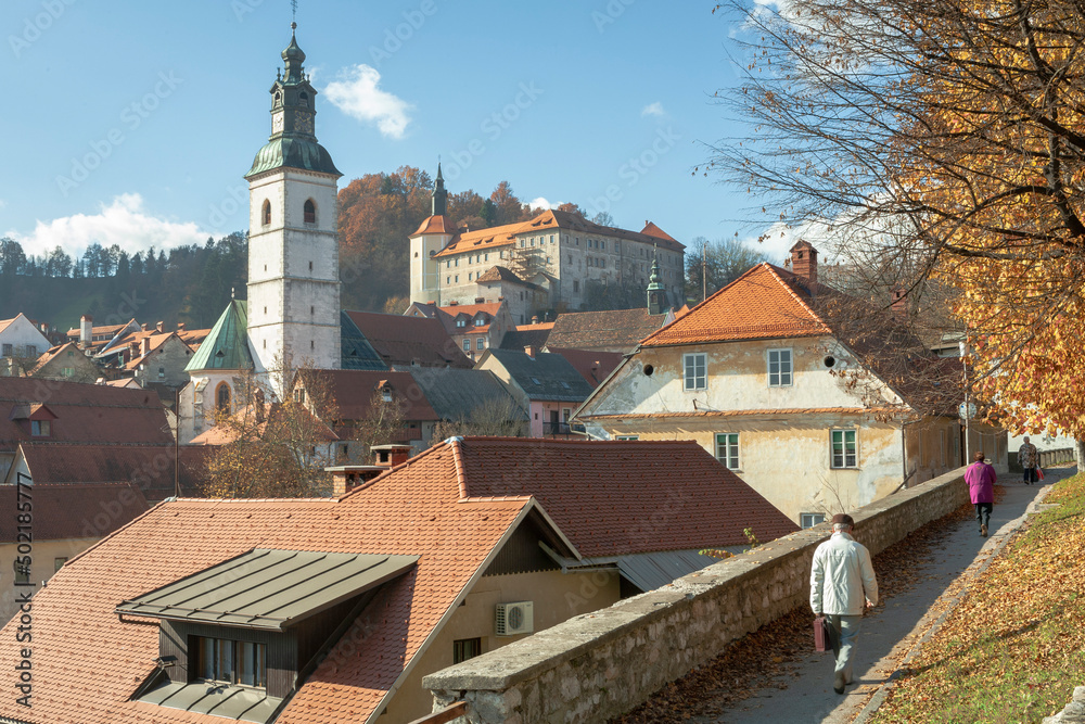 Obraz premium Skofia Loka. Slovenia. tetti e Campanile della chiesa di San Giacomo verso il Castello.