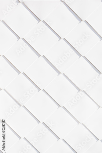 Weiße Fassade aus Metallplatten. Metallschindeln für Fassade. Metallverkleidung. White facade made of metal panels. Metal shingles for facade. metal paneling.