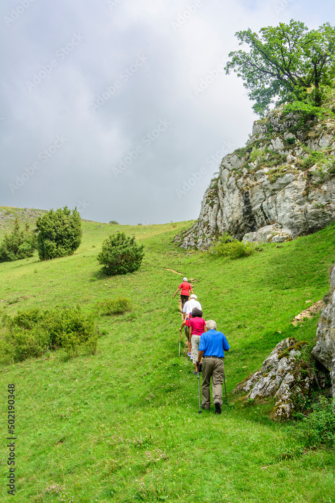Seniorengruppe beim Wandern in der felsigen Hügellandschaft des Eselburger Tales nahe Herbrechtingen