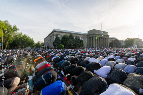Photography Lange group of praying Muslim men