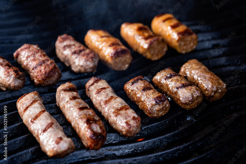 Cevapcici auf dem Grill; Hackfleischwürste Cevapcici auf dem Grill; Hackfleischwürste