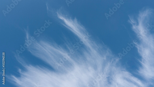 Nubes blancas de viento suave sobre cielo azul