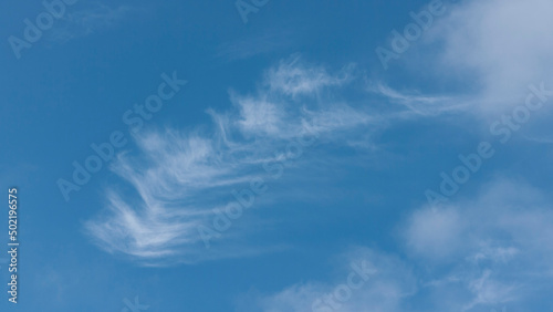 Nubes blancas de viento suave sobre cielo azul