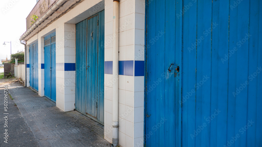Puertas de garage en diferentes tono de azul en calle Puertas de garage en diferentes tono de azul en calle