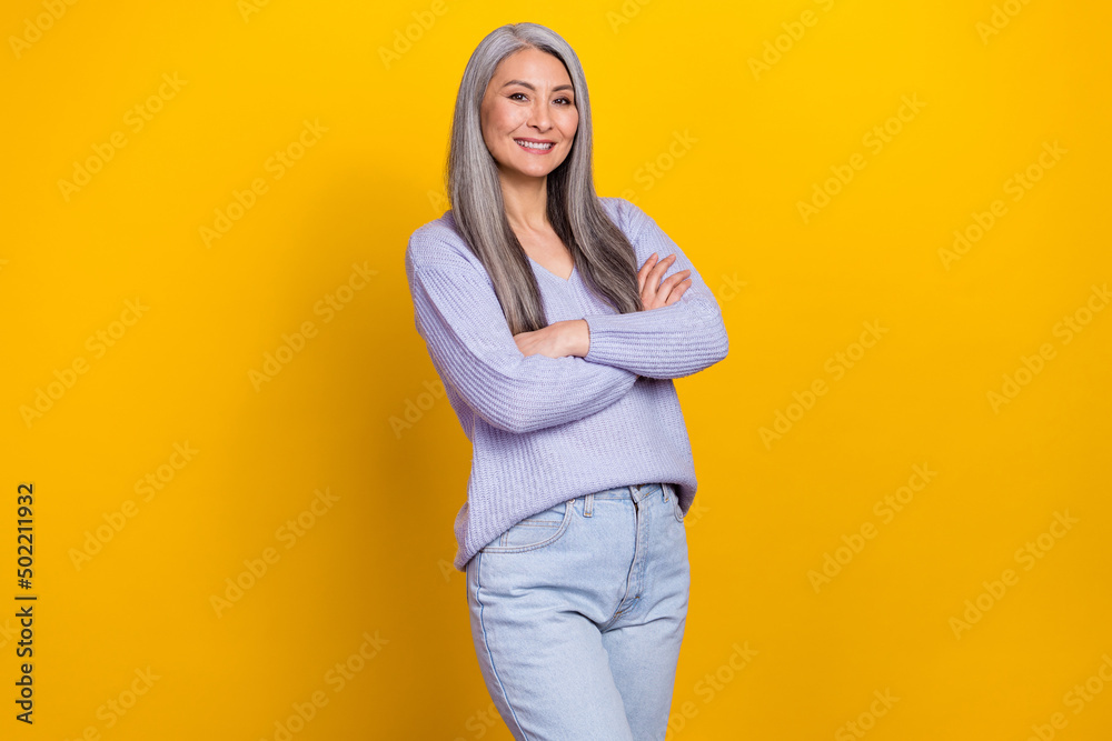 Obraz premium Photo of charming mature skilled business lady with folded arms own modern company isolated on yellow color background