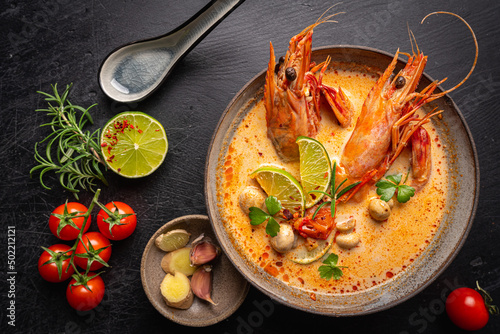 Cuadro en lienzo Tom Yam kung Spicy Thai soup with shrimp, seafood, coconut milk and chili pepper