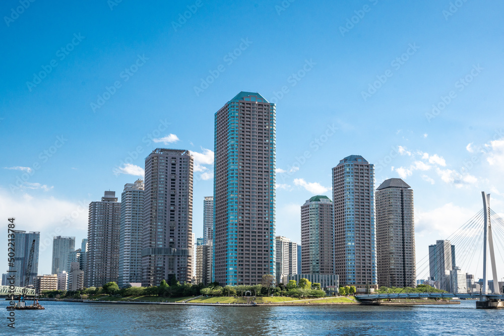 青空に映える東京湾岸佃島のタワーマンション、東京都中央区佃島にある高層階不動産