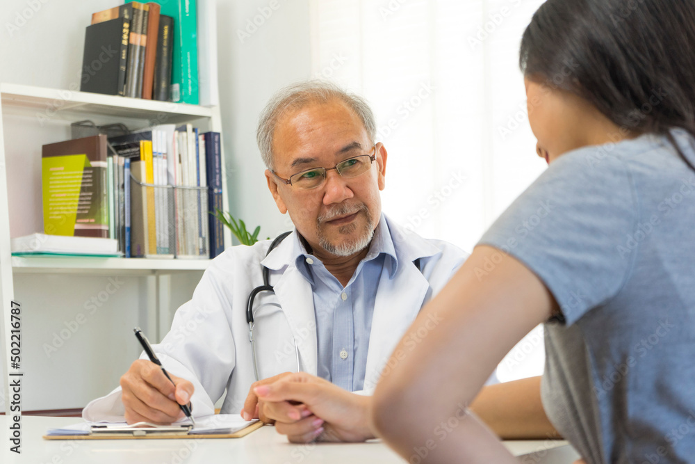 Obraz premium Old doctor in professional uniform examining young patient woman at hospital or medical clinic. Health care , medical and doctor staff service concept.