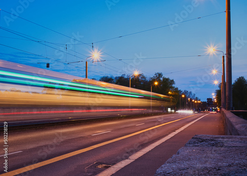 Traffic Light auf der Jahnallee Brücke, Straßenbahn fährt vorbei, Nacht und beleuchtet, Leipzig, Deutschland
