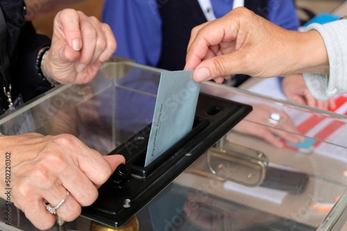 Bulletin de vote glissé dans l'urne