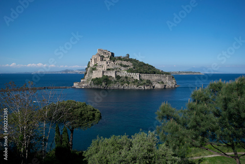 fotografia del golfo di Napoli e del castello Aragonese 
