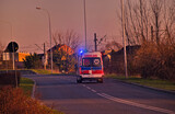 Ambulans na sygnale ( włączone migające lampy 