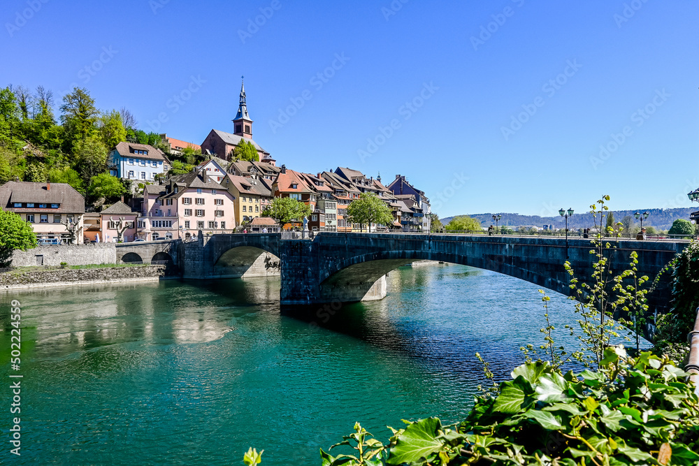 Naklejka premium Laufenburg, Laufenburg Baden, Altstadt, Heilig Geist, Kirche, Laufenbrücke, Rhein, Rheinuferweg, Altstadthäuser, Frühling, Baden-Württemberg, Deutschland
