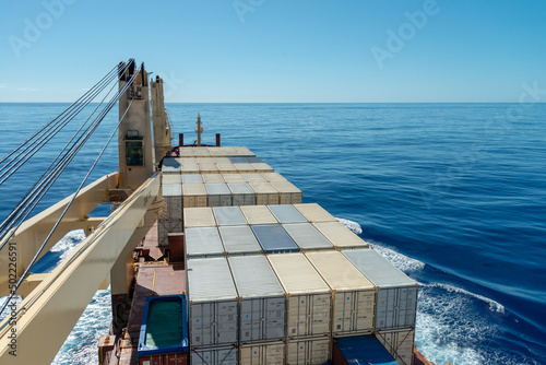 Foto Container feeder ship deck with container cargo at sea.