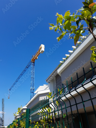 Lavori in corso nel cantiere edile in primavera