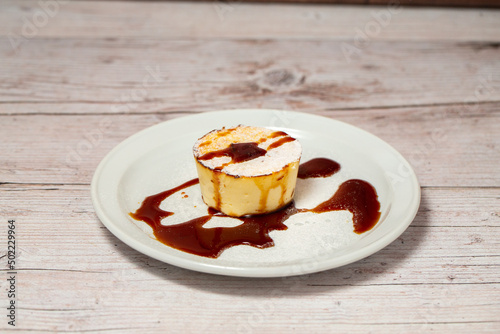 Cheesecake with melted caramel