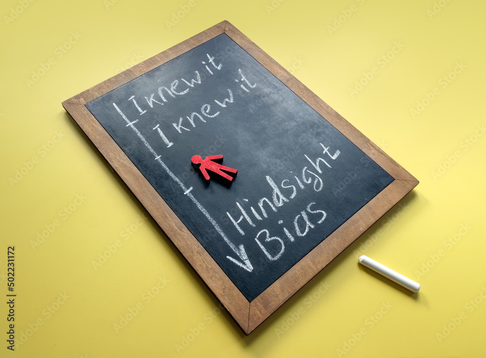 Obraz premium Hindsight bias handwritten words on the chalkboard.