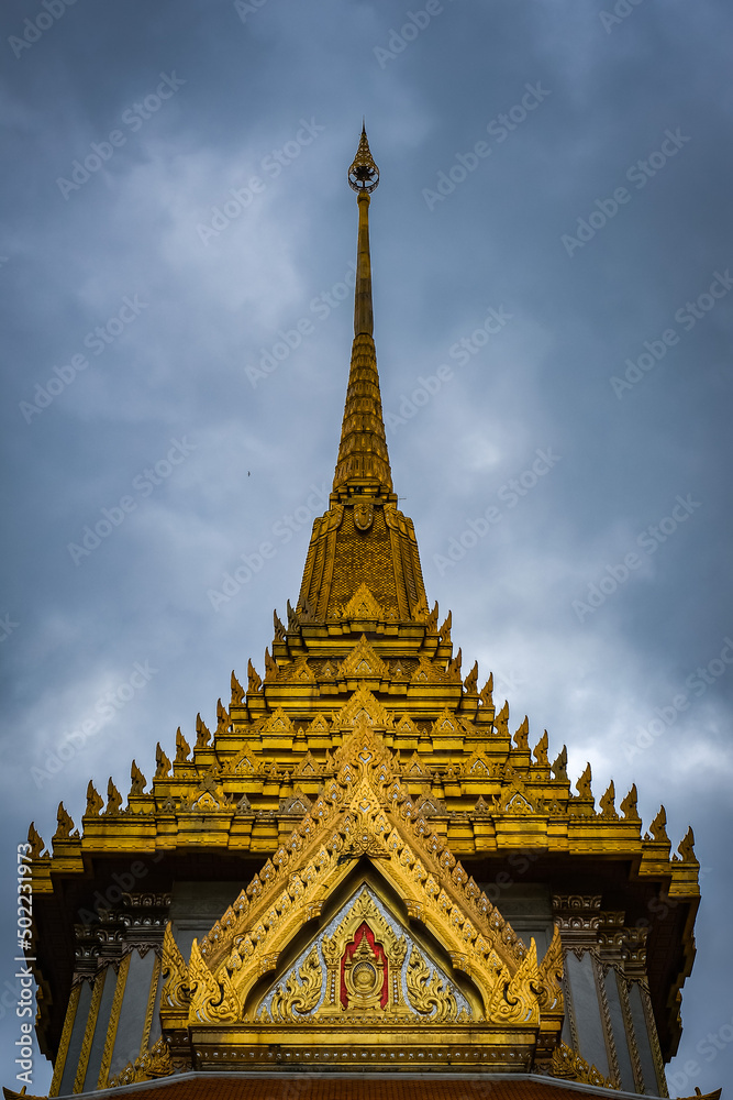 Fototapeta premium Wat Traimit, a temple with a golden Buddha image It is a temple that has a lot of tourists. Photo taken on May 2, 2022 in Bangkok, Thailand.