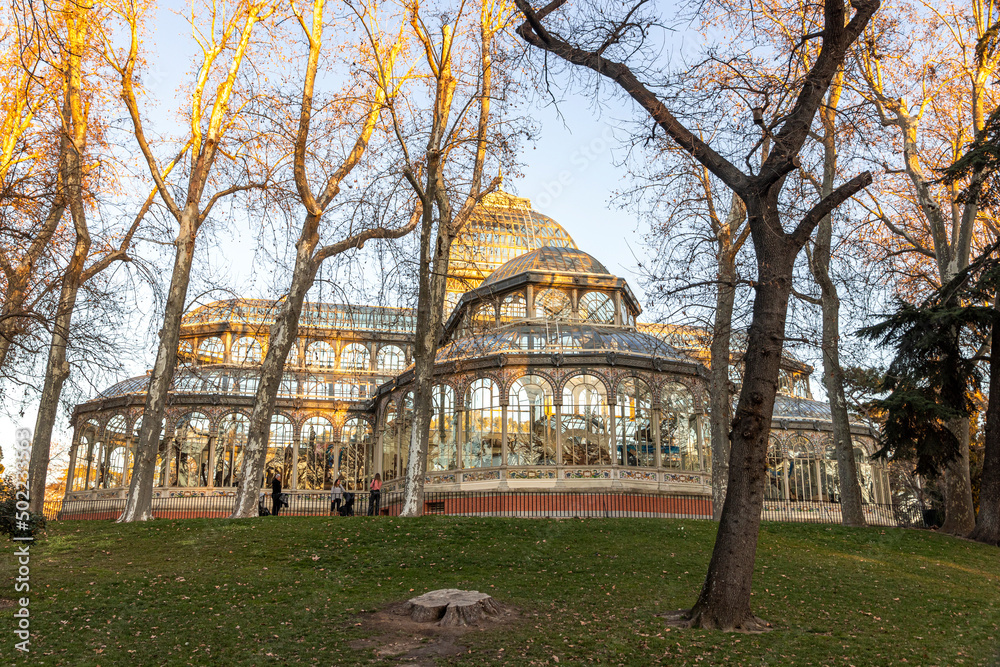 Obraz premium Madrid, Spain. The Palacio de Cristal del Retiro (Retreatment Park Glass or Crystal Palace), a conservatory located in Buen Retiro Park, part of Reina Sofia Museum