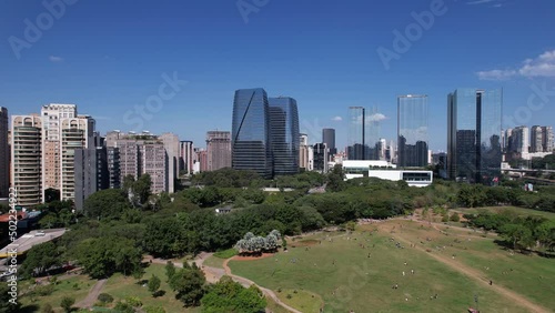 Bela vista aérea de área verde em meio à paisagem urbana de São Paulo.