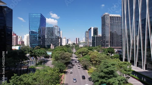 Linda vista aérea da avenida Faria Lima, em São Paulo, com carros passando.