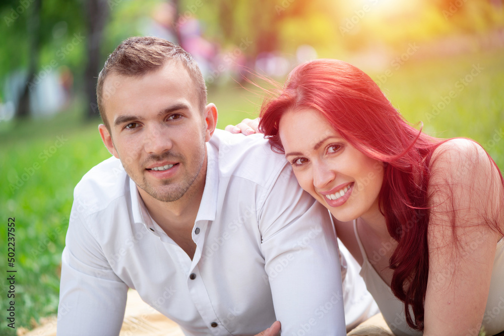 Obraz premium Young couple on a date in the park