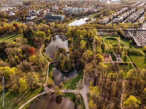 Fototapeta Naklejka Na Ścianę i Meble -  Zielony park i zbiorniki wodne