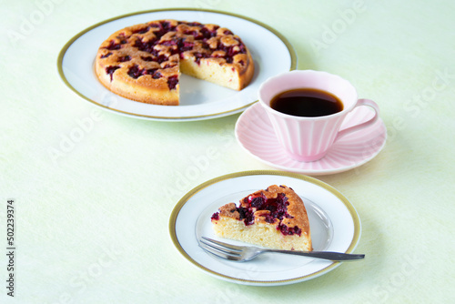自家製 ラズベリーケーキとピンクのカップのコーヒー（冷凍ラズベリー使用）