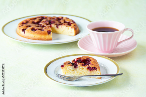 自家製　ラズベリーケーキとピンクのカップのコーヒー（冷凍ラズベリー使用）