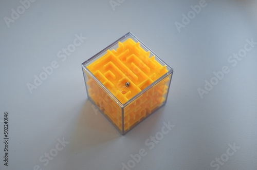 Billede på lærred A transparent cube with mazes and a ball