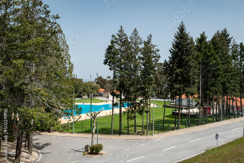 Rodeada por árvores e a estrada, as piscinas municipais de Vila Flor em Trás os montes, Portugal photo
